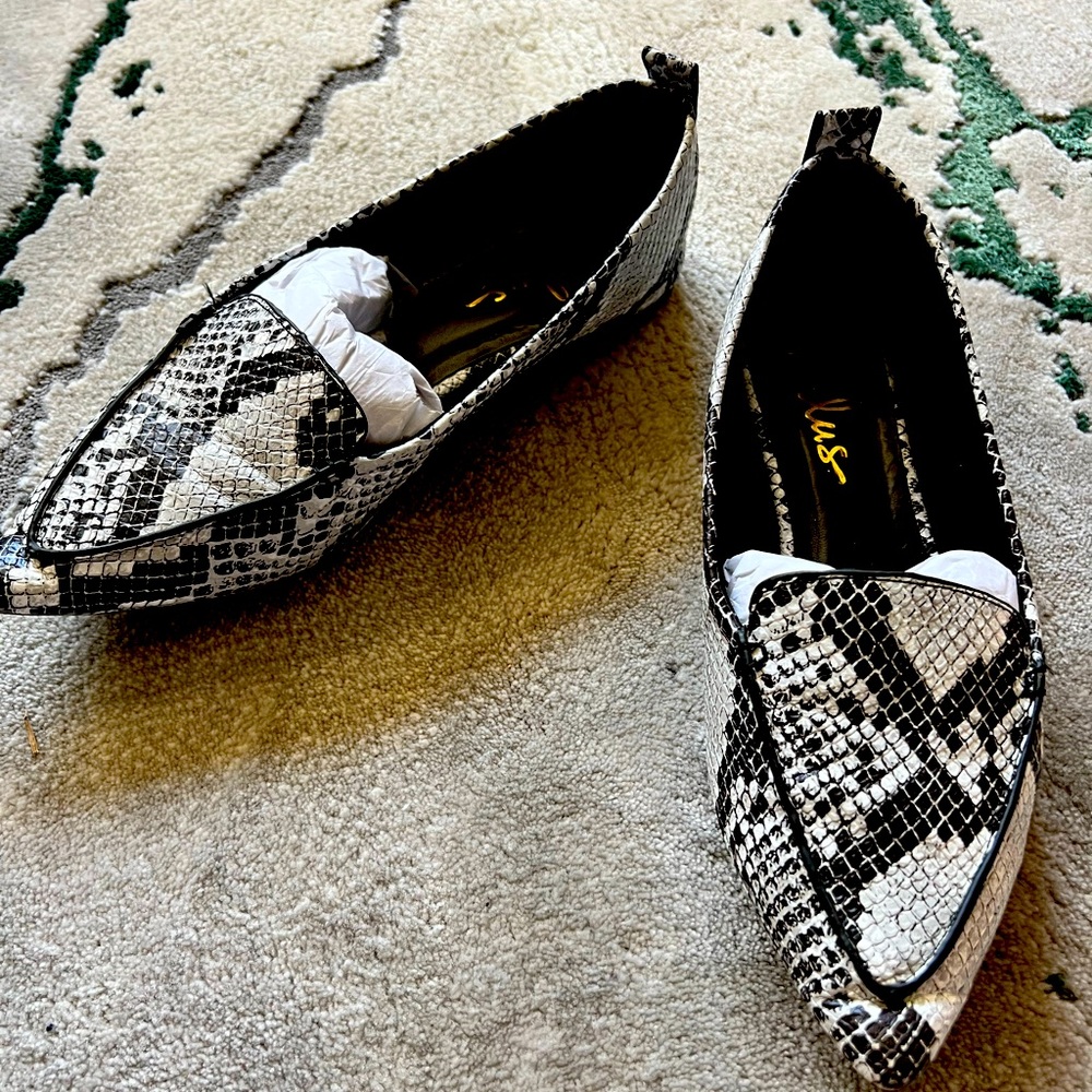EUC Lulus Snakeskin loafers with original box